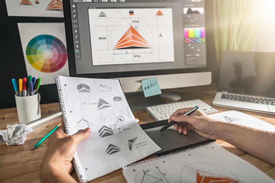 Kreative Logogestaltung am Schreibtisch mit Grafiktablett – 7zwo MEDIA fördert innovative Markenentwicklung.