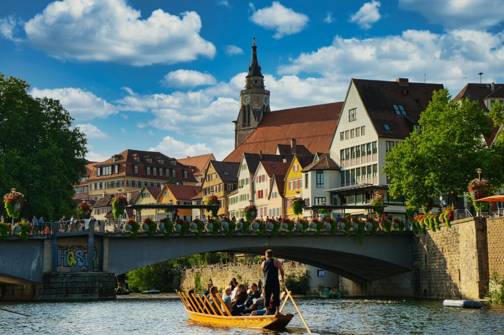 Idyllische Bootsfahrt vor historischer Kulisse. Perfekt für Tourismuskampagnen. 7zwo MEDIA – Ihre kreative Werbeagentur!