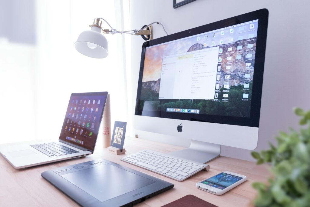 Modernes Büro-Setup mit Apple-Geräten und Grafiktablett – Kreativität und Effizienz bei 7zwo MEDIA.