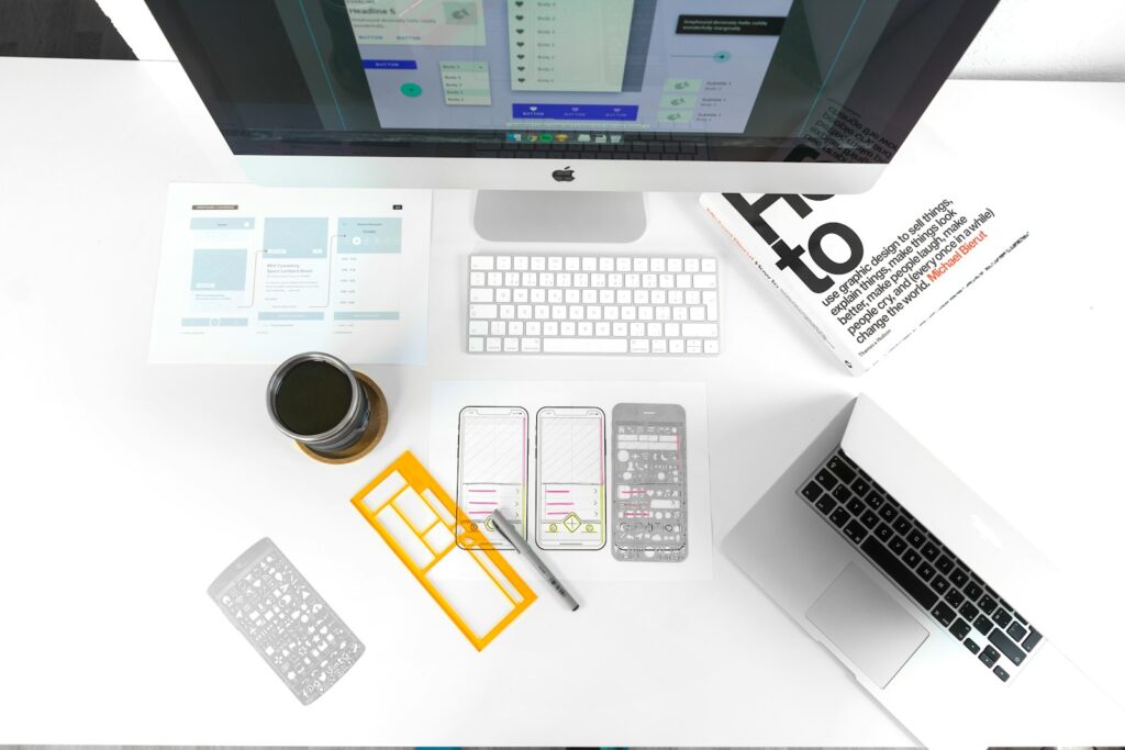 Kreative Schreibtischansicht: UX-Design, Sketches, Computer-Arbeit – 7zwo MEDIA, Ihre Experten für visuelle Kommunikation.