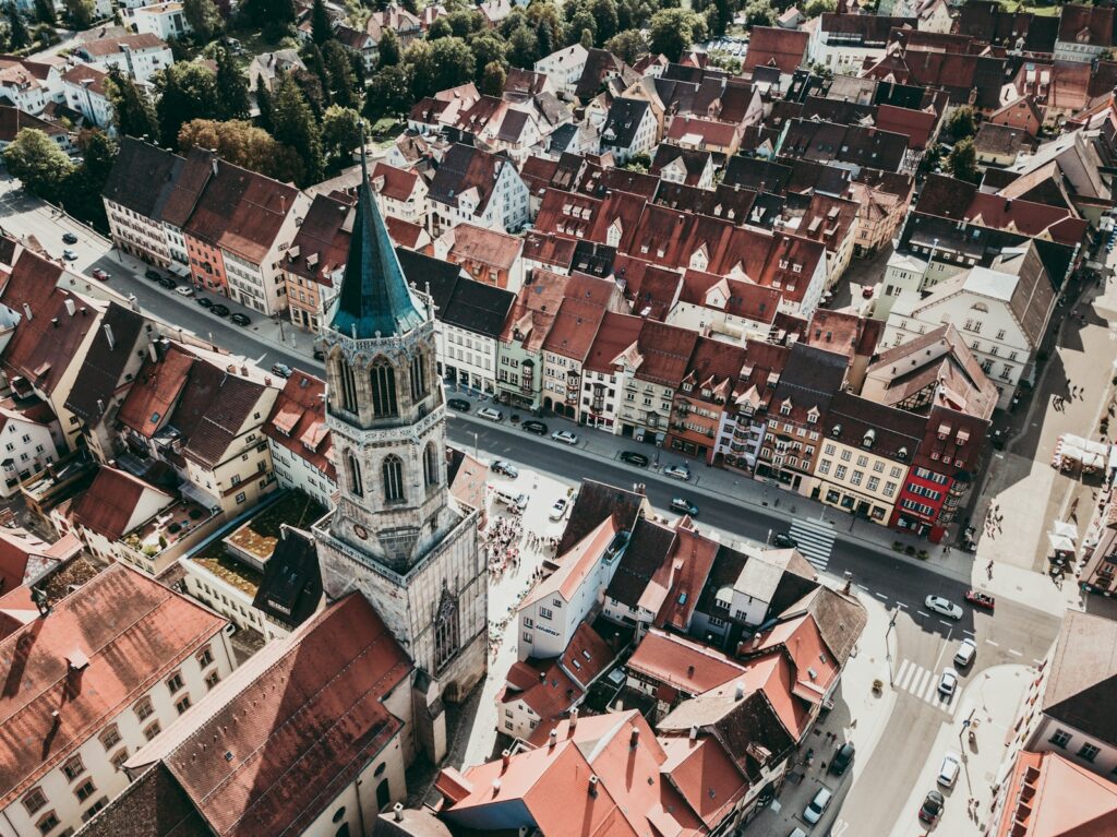 Luftaufnahme einer historischen Stadt mit beeindruckendem Kirchturm und malerischen Häusern – kreative Perspektive für 7zwo MEDIA!